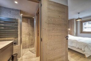 Douche, serviettes fournies