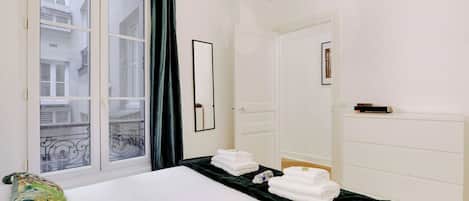 1 dormitorio, tabla de planchar con plancha, Internet y ropa de cama