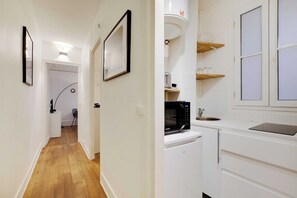 Een koelkast, een microgolfoven, een oven, een kookplaat