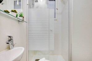 Een douche, een haardroger, handdoeken