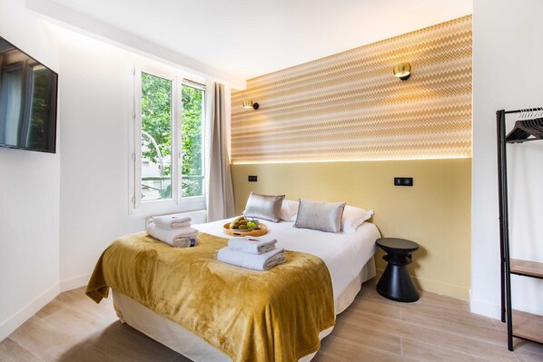 Iron/ironing board, free WiFi, bed sheets