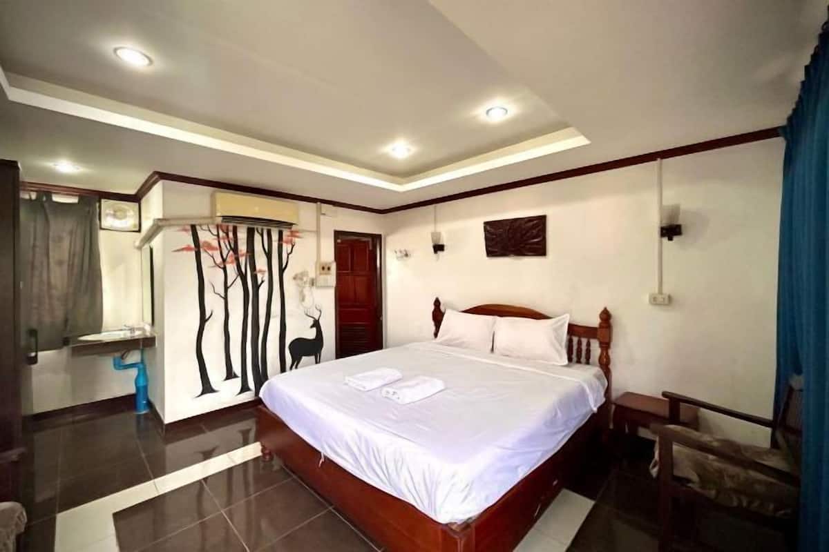 Desk, free WiFi, bed sheets