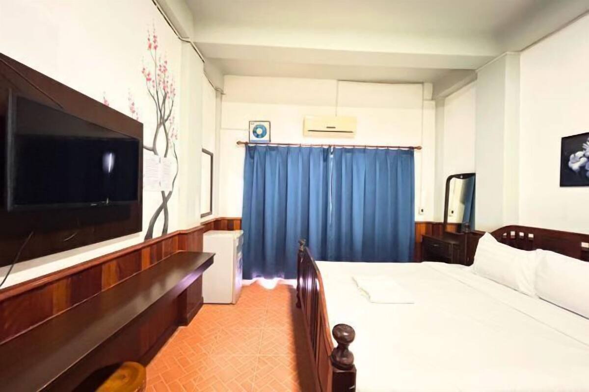 Desk, free WiFi, bed sheets