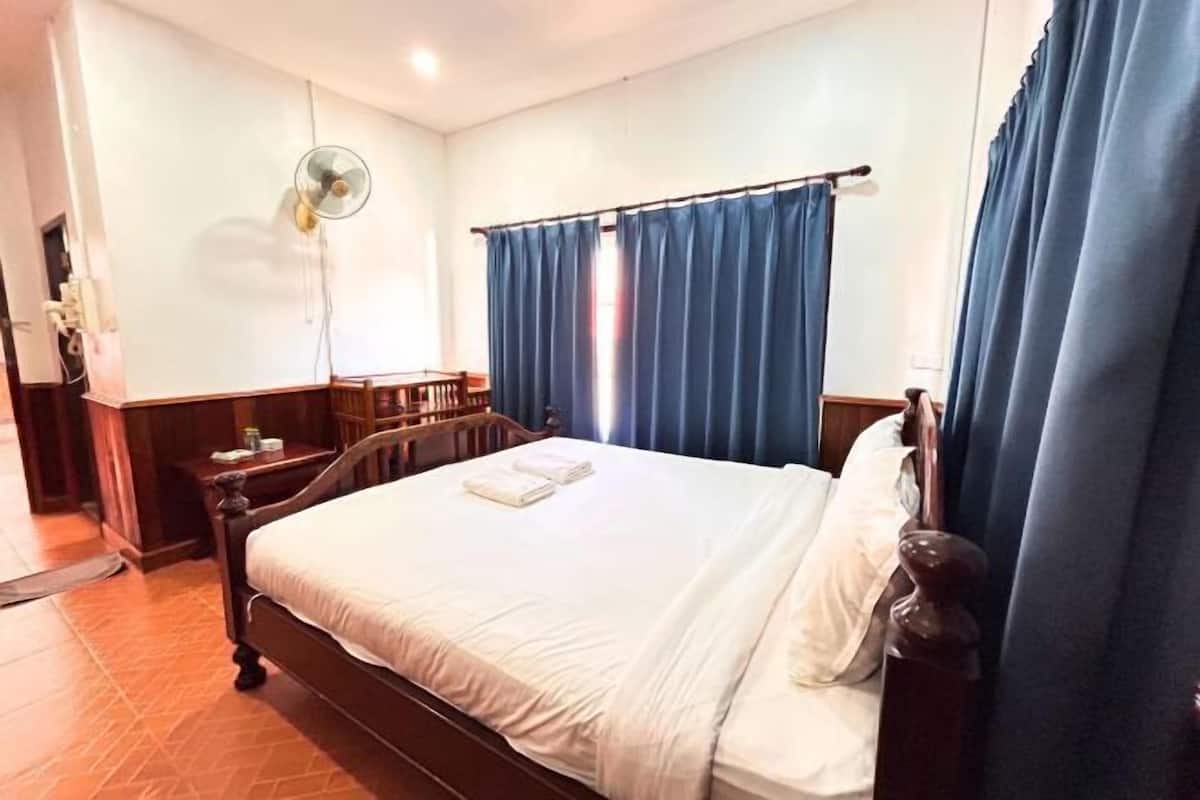 Desk, free WiFi, bed sheets