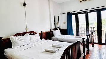 Deluxe Triple Room, Mountain View | Desk, free WiFi, bed sheets
