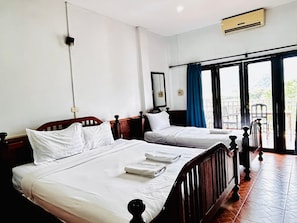 Deluxe Triple Room, Mountain View | Desk, free WiFi, bed sheets