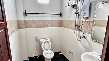 Habitación doble Deluxe, balcón, vista a la montaña | Baño | Regadera, amenidades de baño gratuitas, secadora de cabello, pantuflas