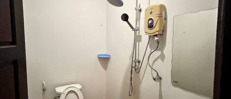 Ein kleines Badezimmer mit Toilette, Waschbecken und Dusche.