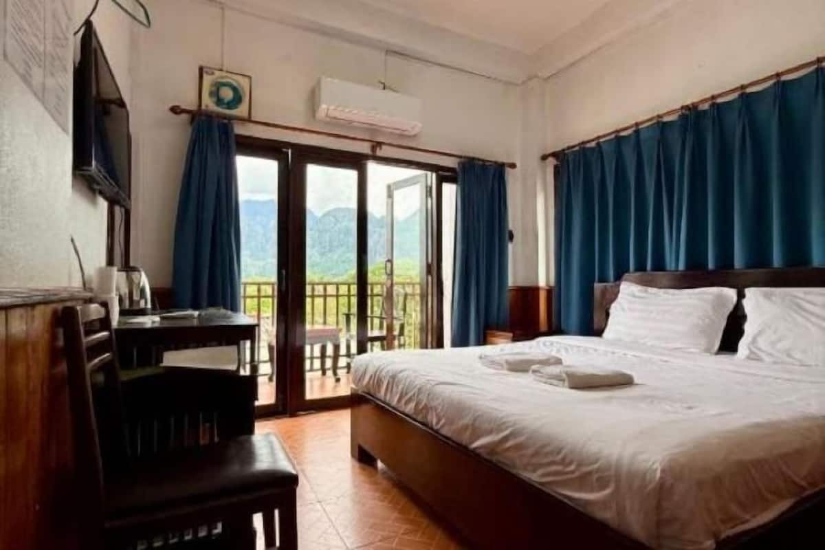 Escriptori, wifi gratuïta i roba de llit