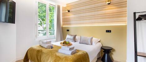 Tabla de planchar con plancha, wifi gratis y ropa de cama