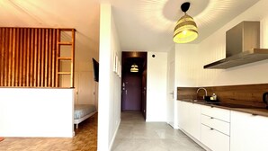 Una cocina moderna con una pared de acento de madera, un banco integrado y una lámpara colgante.
