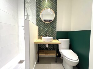 Dusj, hårføner, håndklær og såpe