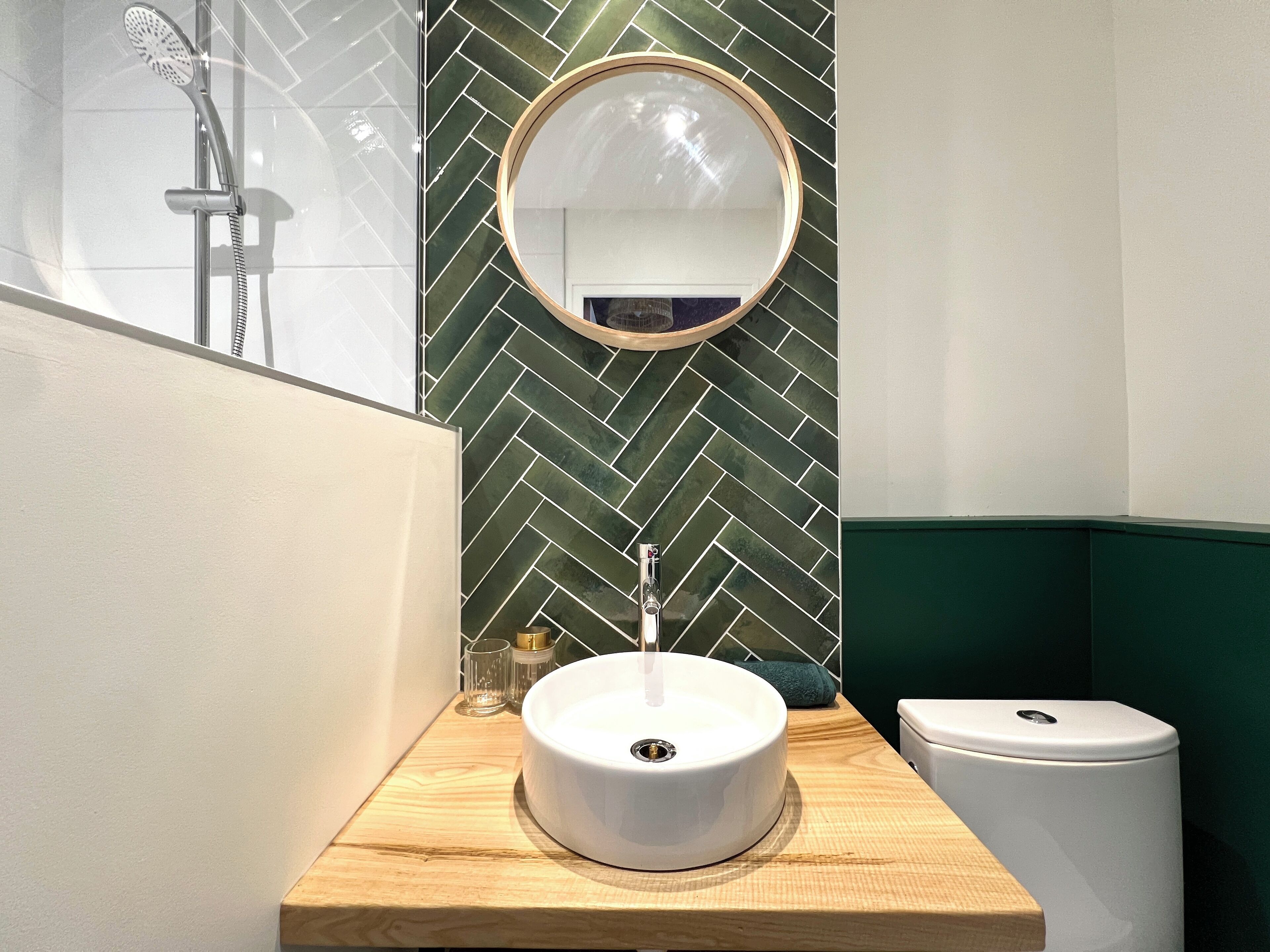 Douche, sèche-cheveux, serviettes fournies, savon