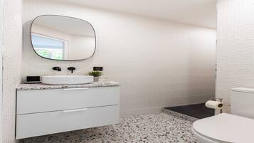 Een haardroger, handdoeken