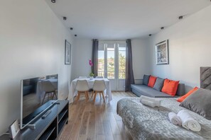 Tabla de planchar con plancha, wifi gratis y ropa de cama 