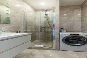 Shower, towels, shampoo