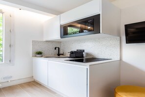 Kühlschrank, Mikrowelle, Herdplatte, Wasserkocher mit Kaffee-/Teezubehör