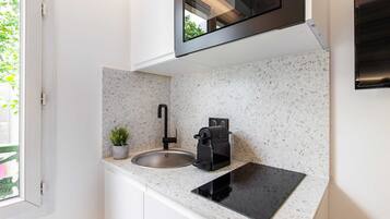 Een koelkast, een microgolfoven, een kookplaat