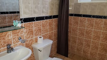 Apartamento, 1 quarto, para fumantes, sacada | Chuveiro