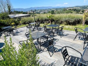 Vila, vários quartos, acessível, para fumantes | Opções para refeição ao ar livre