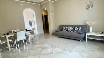Apartment, 3 Bedrooms, Accessible, Smoking | Living area