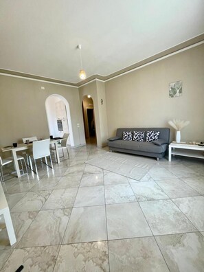 Apartment, 3 Bedrooms, Accessible, Smoking | Living area