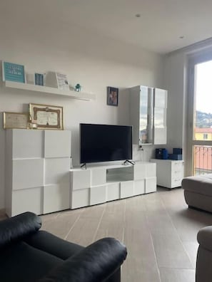 Apartment, 2 Bedrooms, Smoking, Balcony | Living room