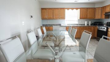 Apartment, 4 Bedrooms, Balcony, City View | Dining room