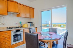 Villa, 4 Yatak Odası, Kişiye Özel Havuzlu, Bahçe Manzaralı | İç mekân