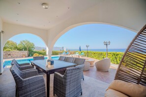 Villa, 4 Yatak Odası, Kişiye Özel Havuzlu, Bahçe Manzaralı | Teras/veranda
