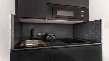 KylskÄp, mikrovÄgsugn, spishÀll och kaffe- och tebryggare