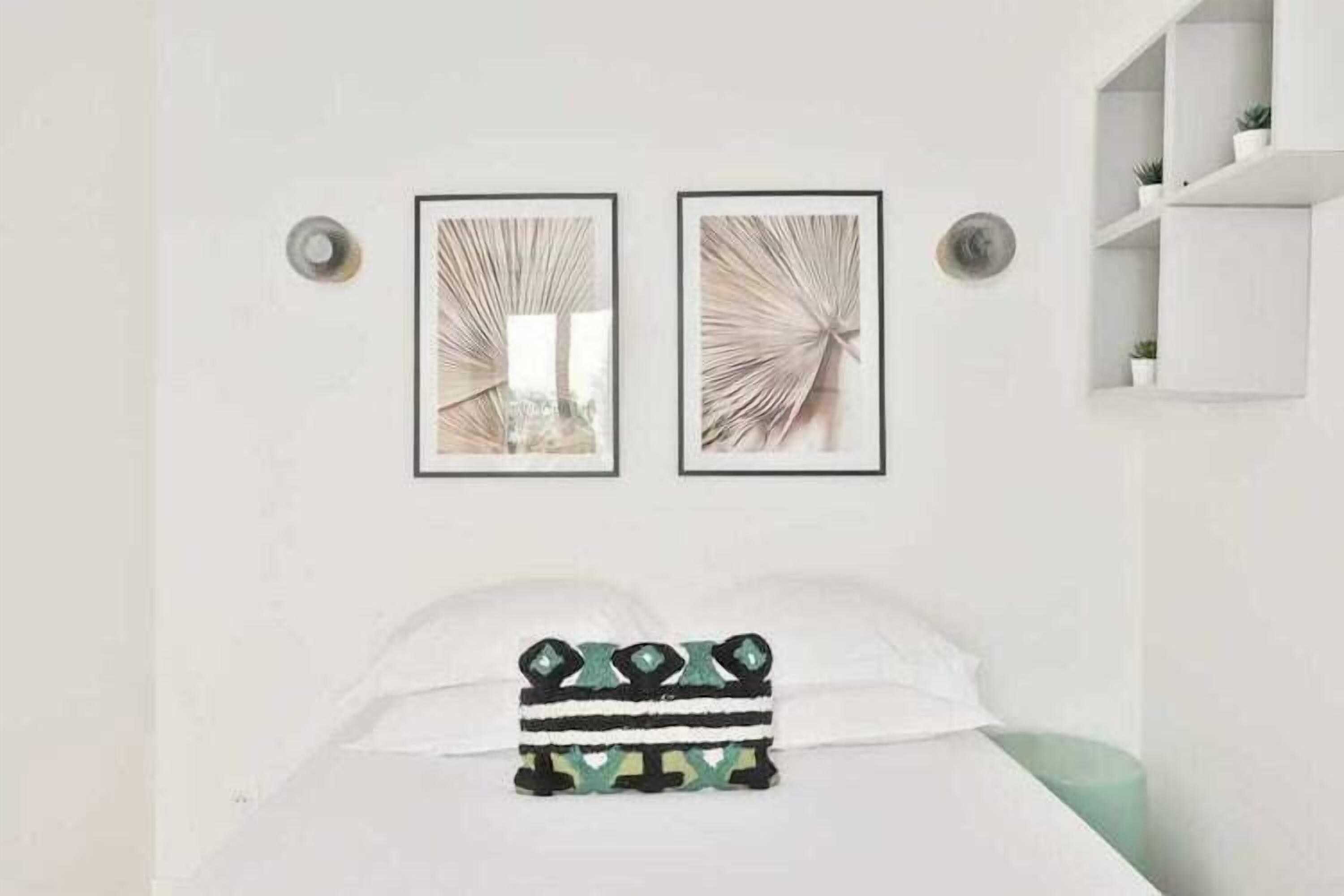 1 chambre, bureau, fer et planche à repasser, lit parapluie