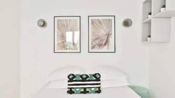 1 chambre, bureau, fer et planche Ă repasser, lit parapluie