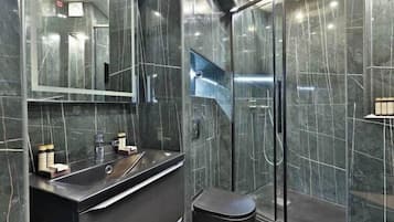 Douche, sĂšche-cheveux, serviettes fournies