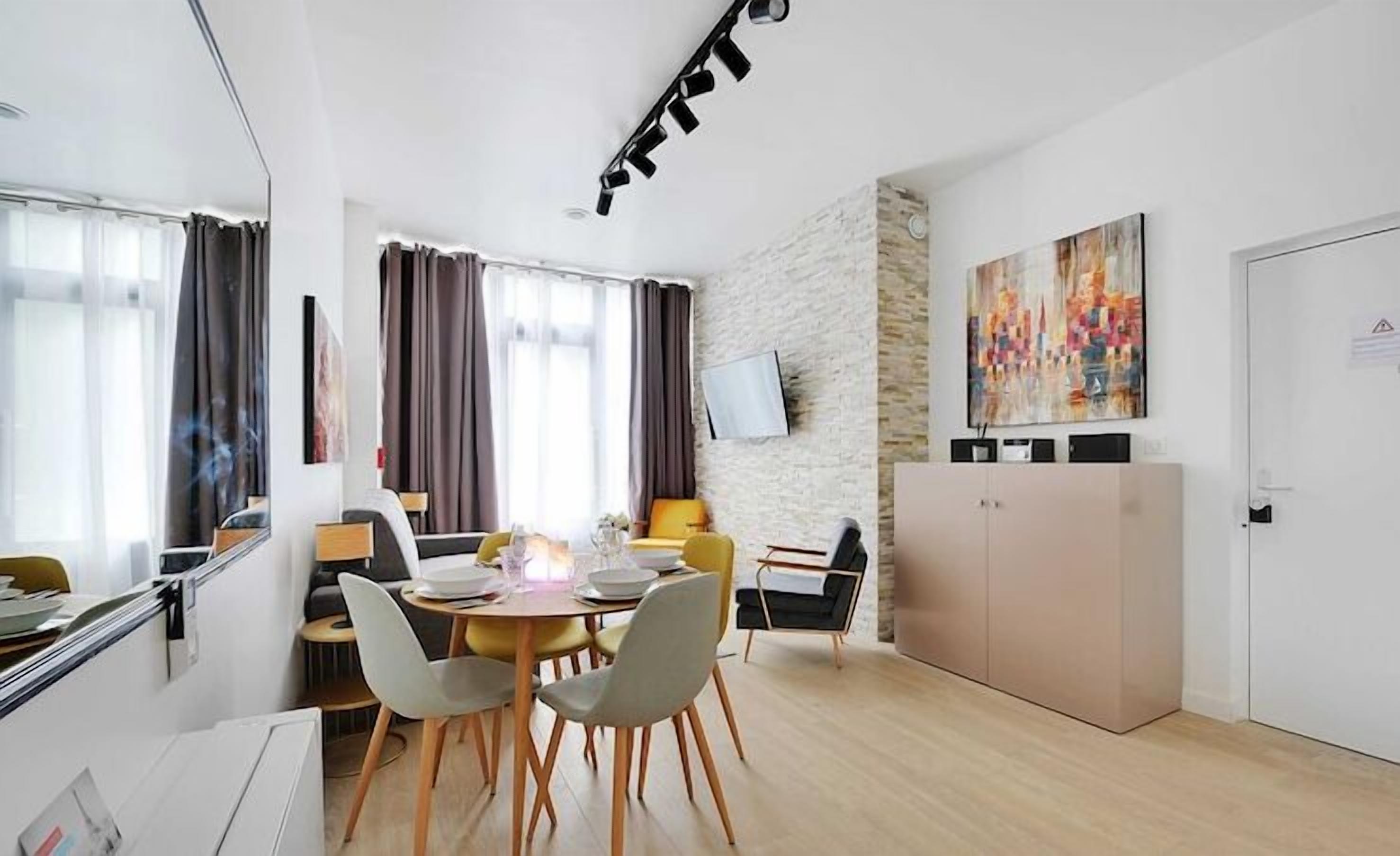 Intimate Flat W/ A/c & Jacuzzi - 2br/6p Montmartre - Saint-Denis, France
