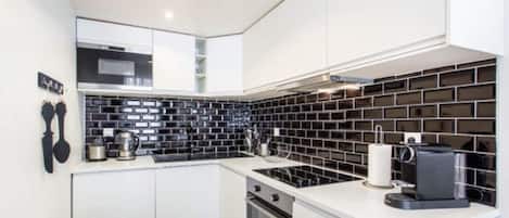 Kühlschrank, Mikrowelle, Ofen, Herdplatte