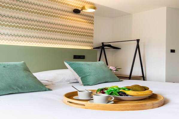 Iron/ironing board, free WiFi, bed sheets