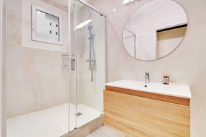 Dusj, hårføner, håndklær og sjampo