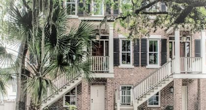 Magnolia Garden • Walkable • Free Street Parking