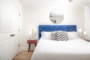 1 Schlafzimmer, Schreibtisch, Bügeleisen/Bügelbrett, Reisekinderbett