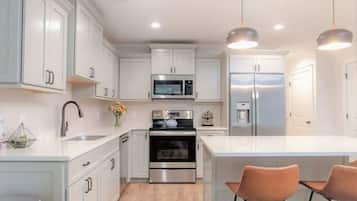 Geladeira, micro-ondas, fogão, cooktop