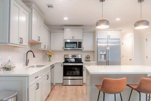 Refrigerador, microondas, horno y parrilla de estufa 