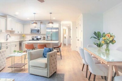 Magnolia Garden • Walkable • Free Street Parking