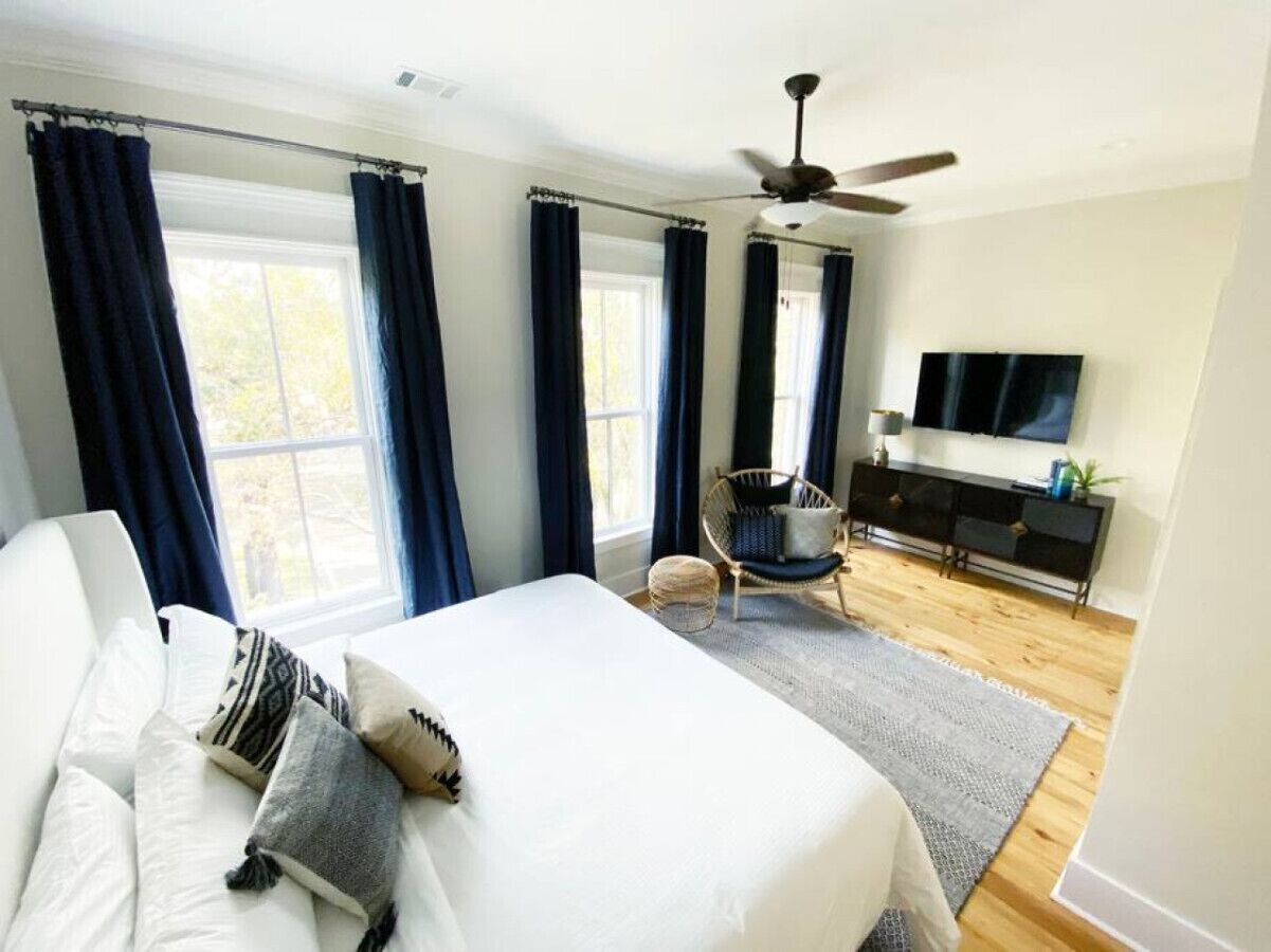 5 slaapkamers, een strijkplank/strijkijzer, reisbedje, gratis wifi