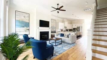 Smart TV, chimenea y libros