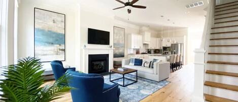 Smart TV, chimenea y libros