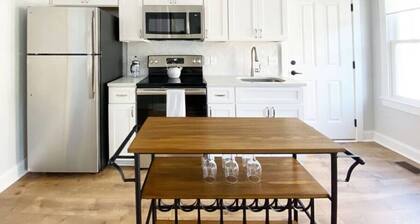 Magnolia Estate – 3 Private Quarters, Walk to Sites