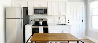 Magnolia Estate – 3 Private Quarters, Walk to Sites