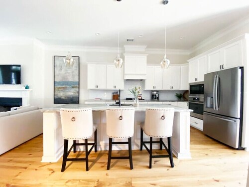 Magnolia Estate – 3 Private Quarters, Walk to Sites