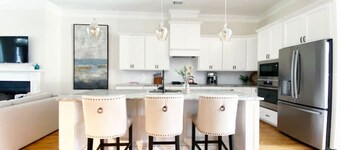 Magnolia Estate – 3 Private Quarters, Walk to Sites